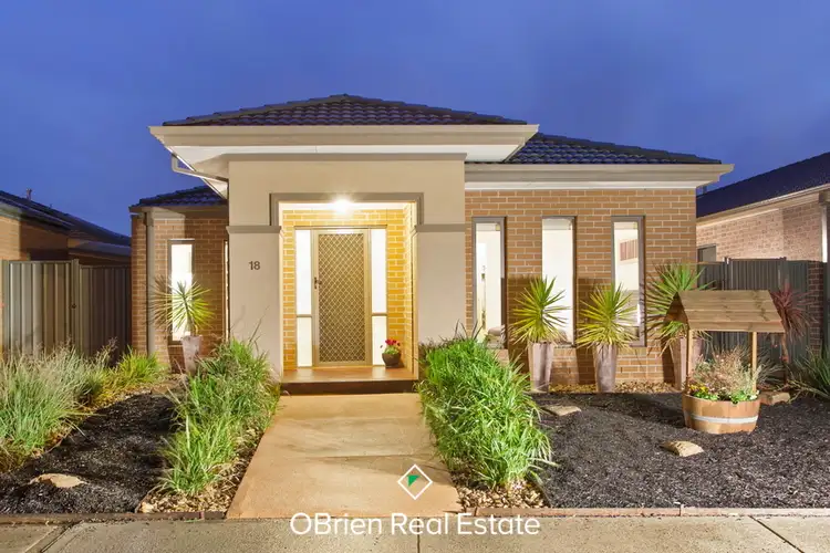 18 Meditate Lane, Cranbourne North VIC 3977