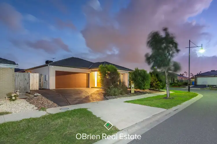 32 Charlbury Crescent, Cranbourne North VIC 3977