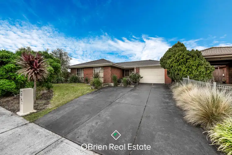 6 Lansell Drive, Cranbourne North VIC 3977