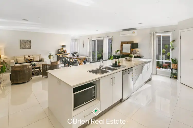 16 Eden Avenue, Skye VIC 3977