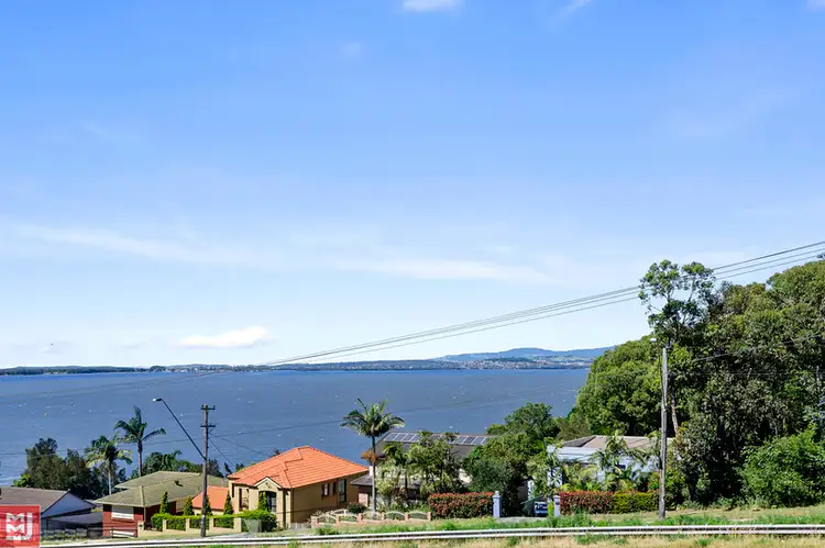 382 Northcliffe Drive, Lake Heights NSW 2502