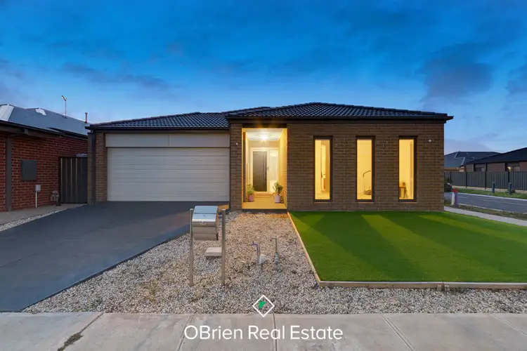 63 Kilmarnock Way, Clyde North VIC 3978