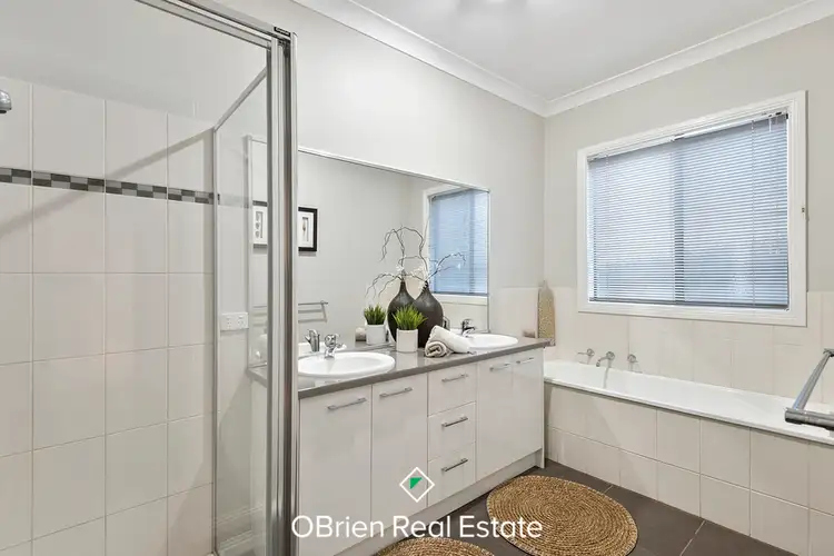 Fifth view of Homely house listing, 10 Temple Wood Court, Berwick VIC 3806