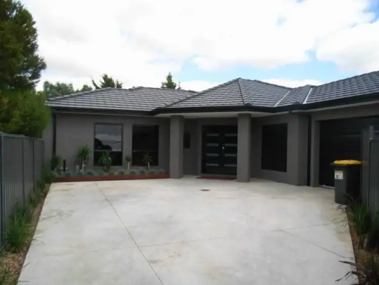 2/9 Buckingham Street, Sydenham VIC 3037