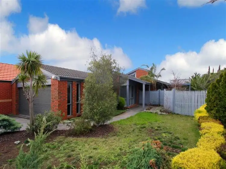 6 Linden Court, Taylors Lakes VIC 3038