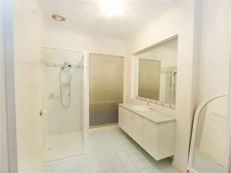 Fifth view of Homely house listing, 7 Leichardt Close, Taylors Lakes VIC 3038