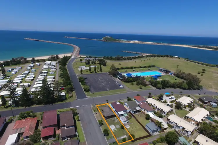 38 Pitt Street, Stockton NSW 2295