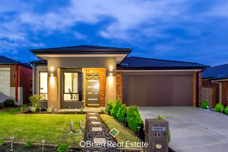 11 Ellaroo Circuit, Clyde North VIC 3978