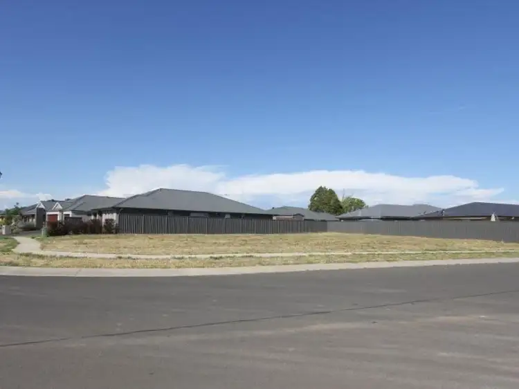 35 Mewburn Drive, Goulburn NSW 2580