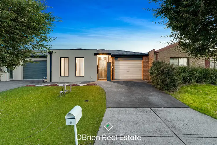 9 Tyndall Street, Cranbourne East VIC 3977