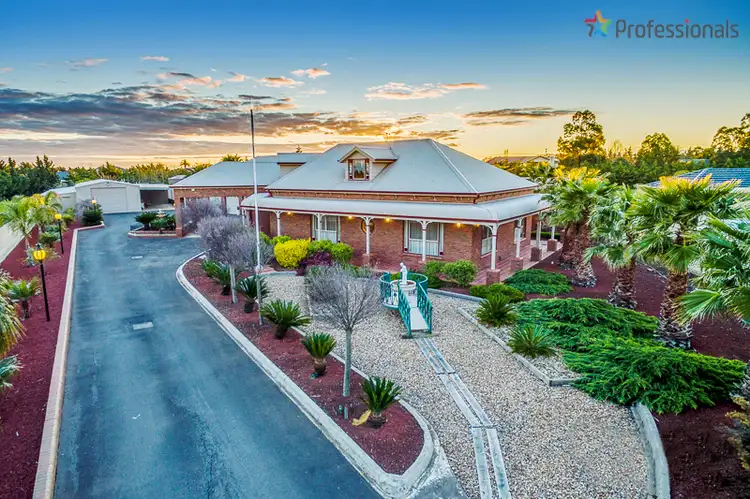 Second view of Homely house listing, 5 Rupicola Court, Hillside VIC 3037