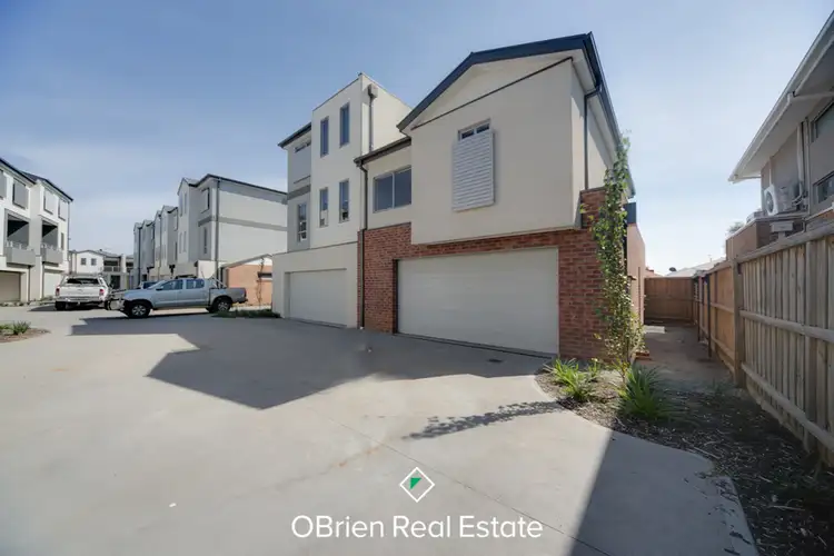 2/10-20 Linden Tree Way, Cranbourne North VIC 3977