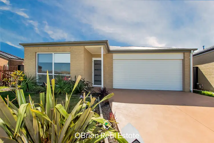 8 Camolina Way, Clyde North VIC 3978