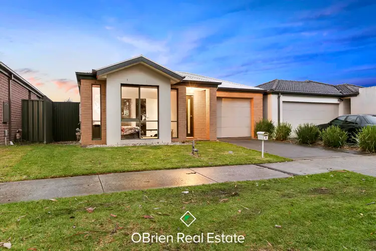 8 Walnut Way, Pakenham VIC 3810