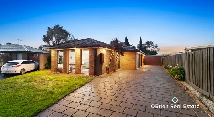5 Ayres Close, Cranbourne North VIC 3977
