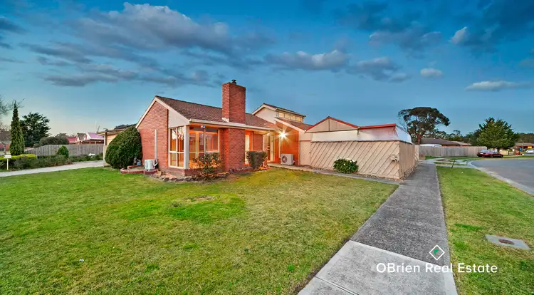 10 Stirling Avenue, Cranbourne North VIC 3977