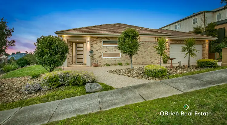 8 Carey Crescent, Pakenham VIC 3810