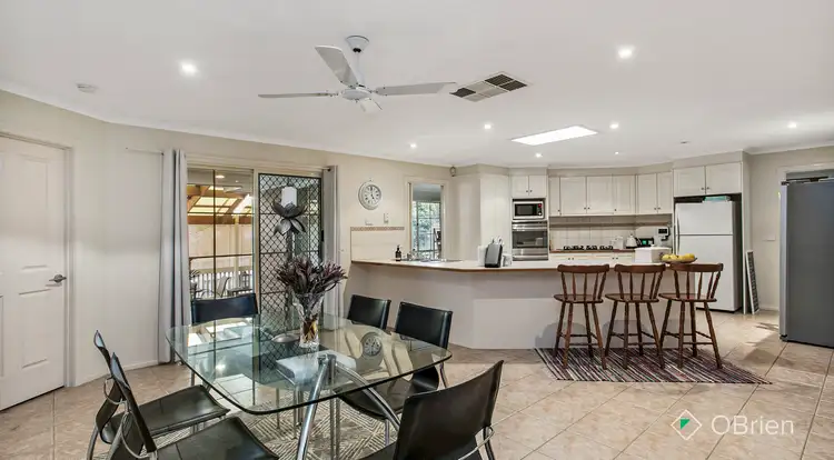 14 Stradbroke Close, Berwick VIC 3806