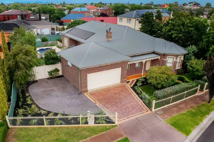 27 Windsor Gardens, Caroline Springs VIC 3023
