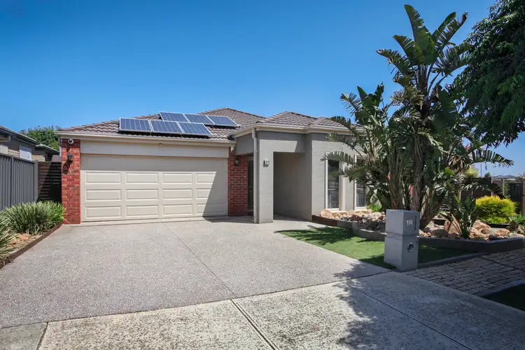 18 Streeton Avenue, Caroline Springs VIC 3023