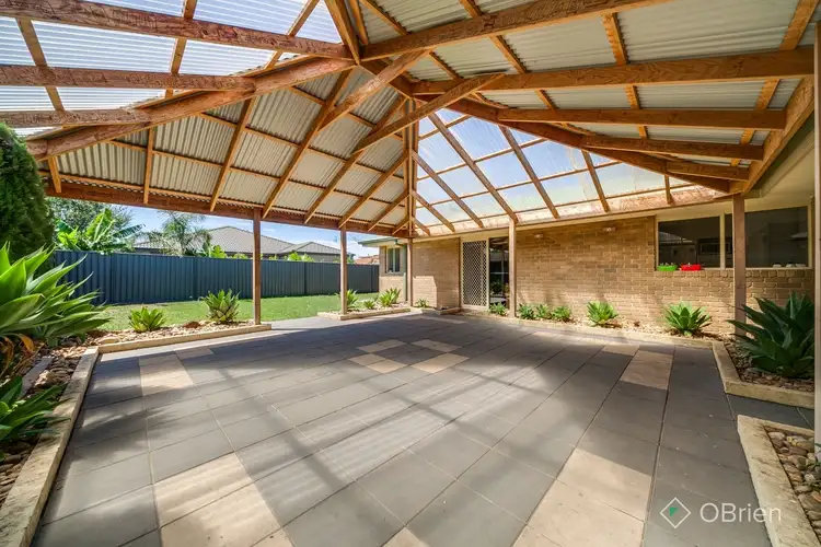 6 Thames Court, Cranbourne East VIC 3977