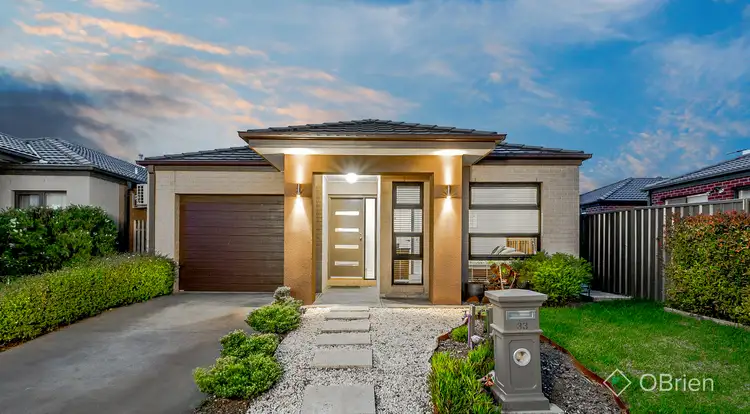 33 Fleuve Rise, Clyde North VIC 3978