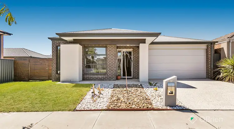 19 Fleuve Rise, Clyde North VIC 3978