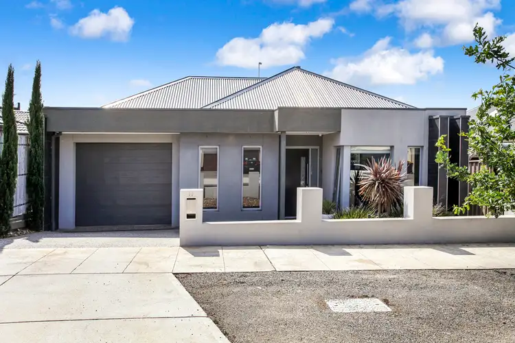 96 Oakview Parade, Caroline Springs VIC 3023