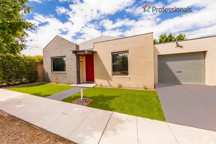 4 Oak Grove, Caroline Springs VIC 3023