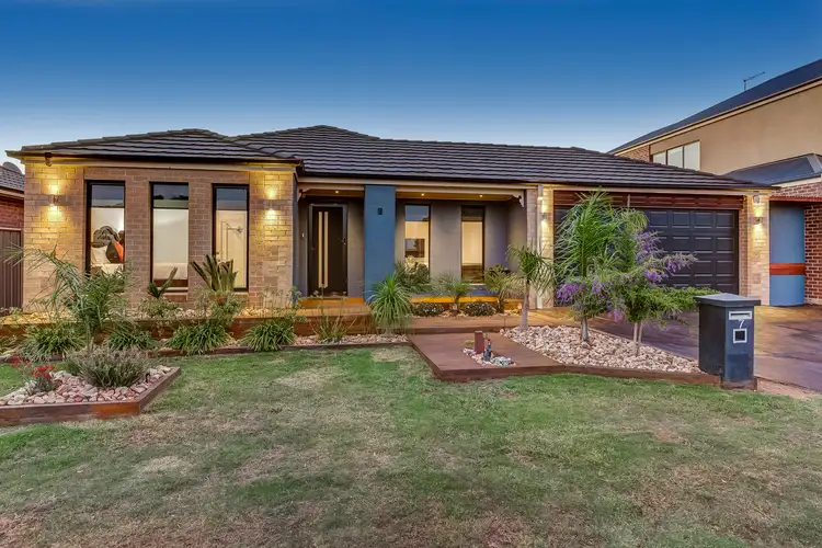 7 Braeside Walk, Caroline Springs VIC 3023