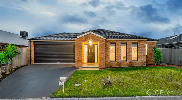 8 Foxhound Grove, Cranbourne East VIC 3977