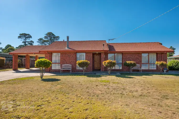 27 White Avenue, Romsey VIC 3434
