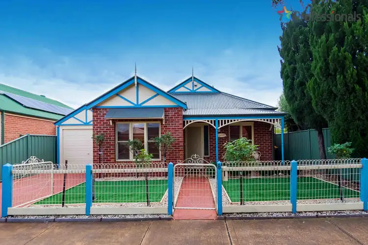 8 Creekbank Place, Caroline Springs VIC 3023