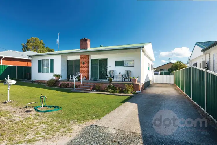 212 The Lakes Way, Tuncurry NSW 2428