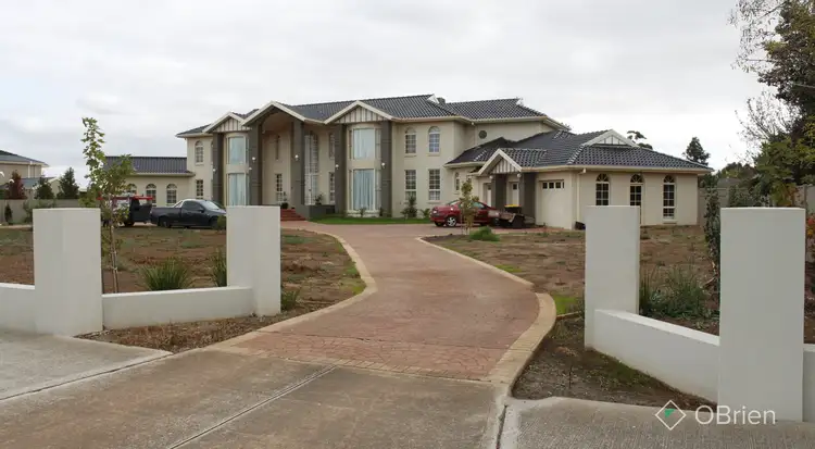 18 Gourlay Road, Hillside VIC 3037