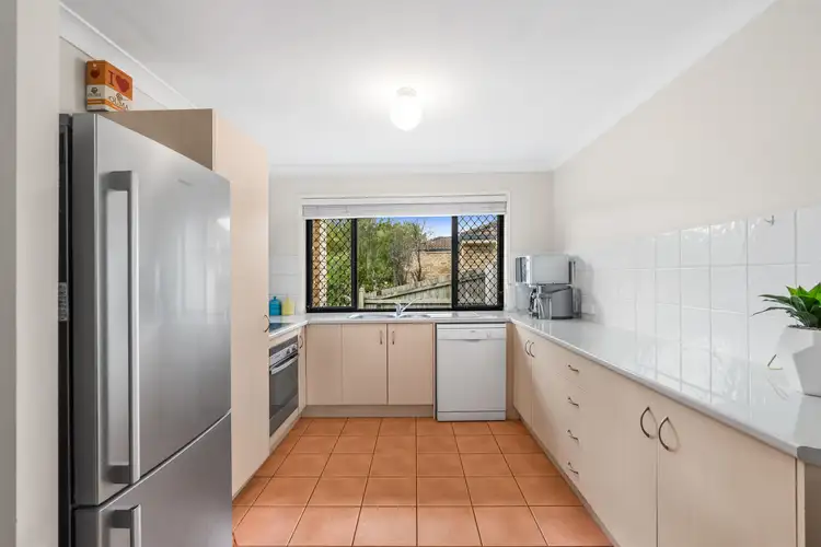 33 Pinewood Street, Wynnum West QLD 4178