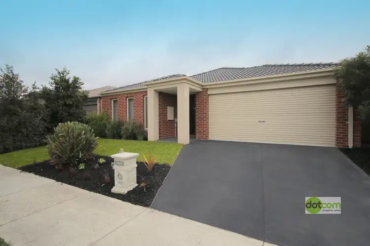 100 Mountainview Boulevard, Cranbourne North VIC 3977