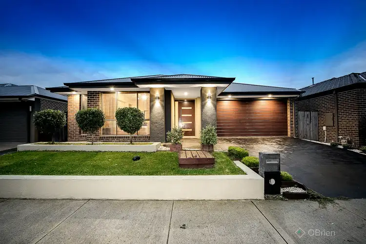 33 Mickleham Drive, Cranbourne North VIC 3977