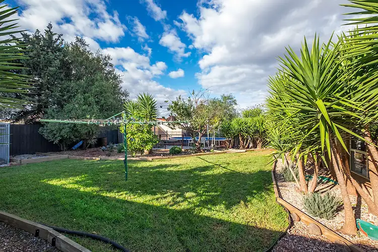 14 Clarendon Drive, Melton South VIC 3338