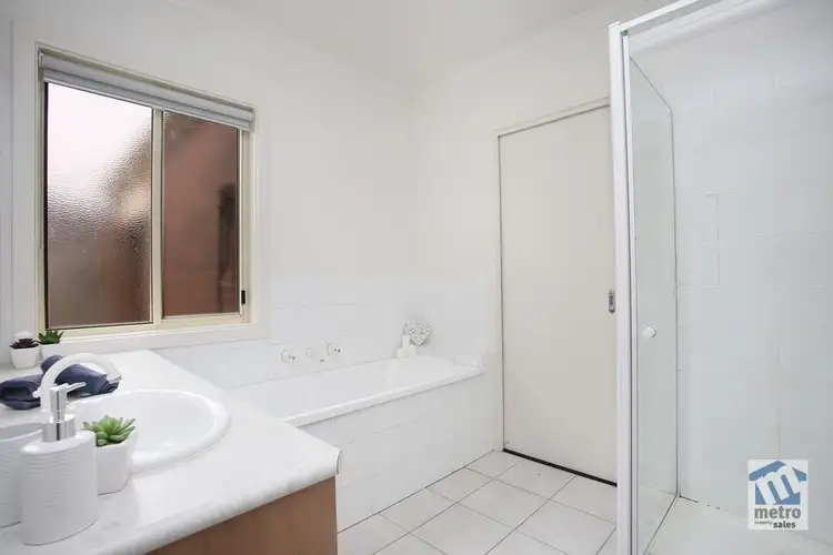 Fifth view of Homely house listing, 1 Sir Phillip Court, Pakenham VIC 3810