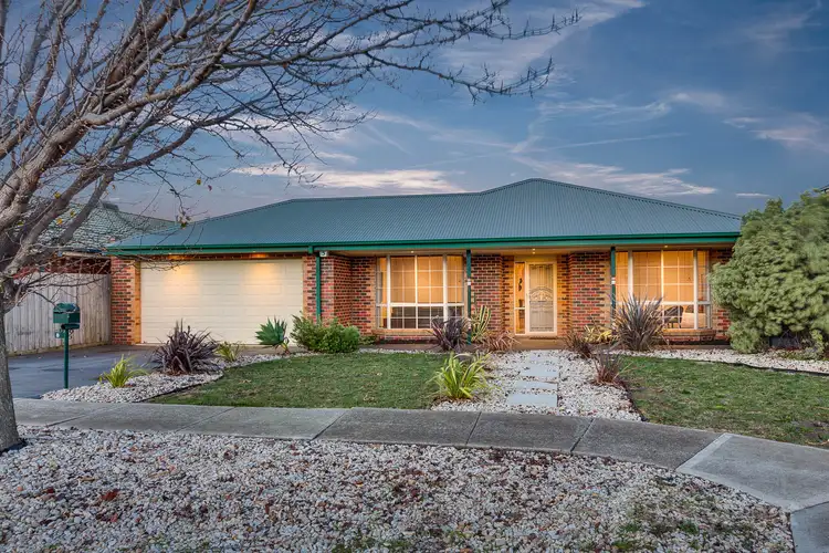 8 Burnley Grove, Taylors Hill VIC 3037