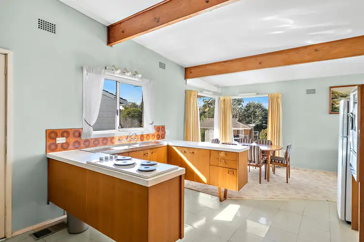 8 Jennifer Crescent, Thirroul NSW 2515