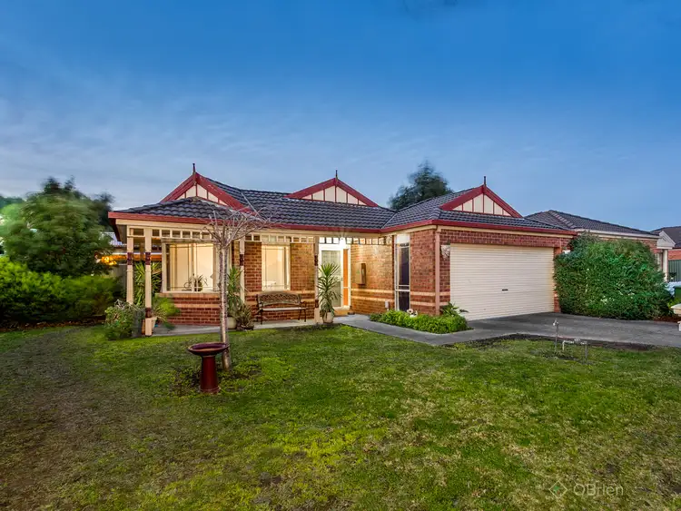 8 Greenock Crescent, Cranbourne East VIC 3977
