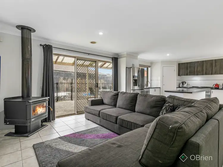 Second view of Homely house listing, 7 Barrine Court, Skye VIC 3977