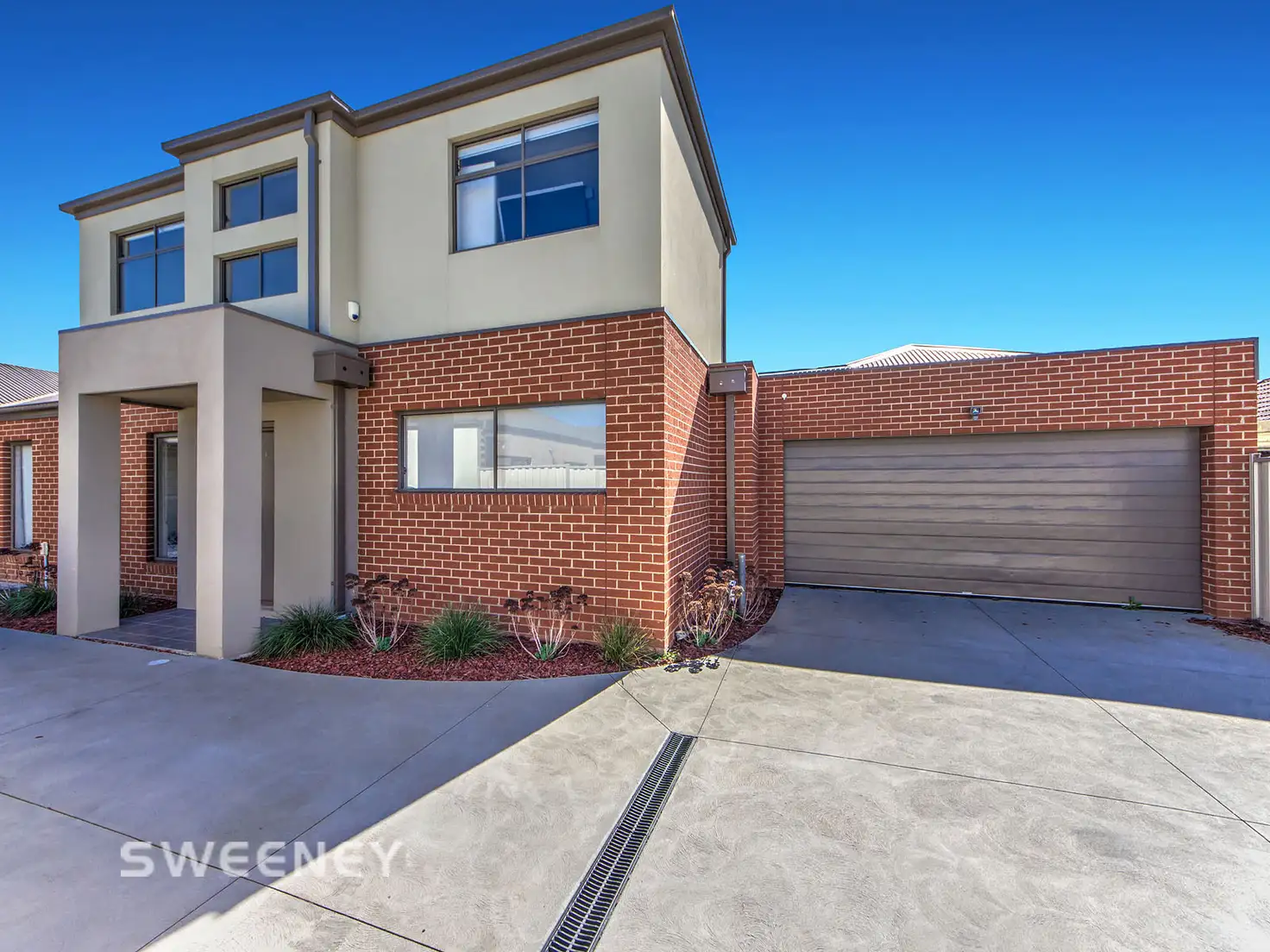 Main view of Homely townhouse listing, 2/71 Oberon Avenue, St Albans VIC 3021
