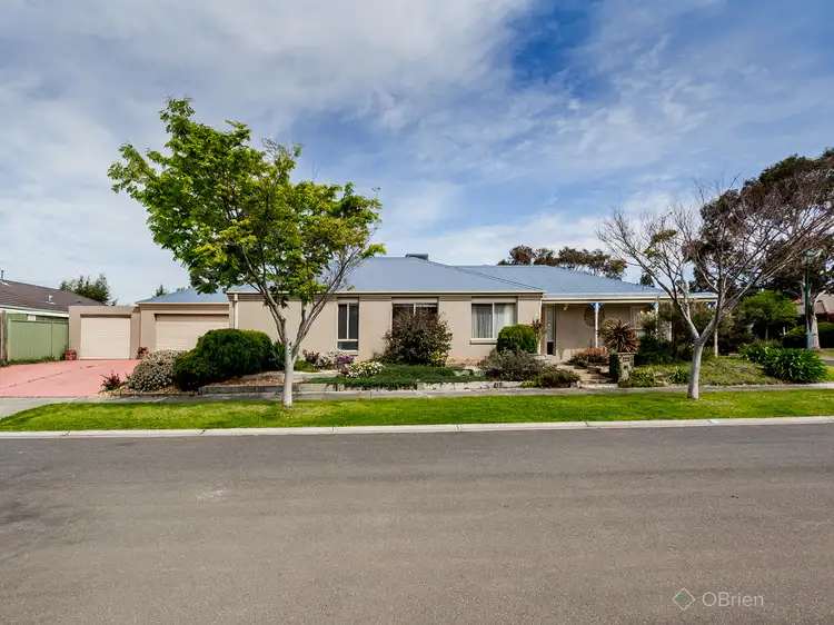 5 Greenock Crescent, Cranbourne East VIC 3977