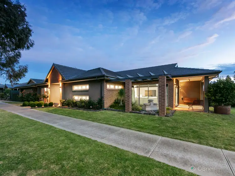 8 Waterside Drive, Pakenham VIC 3810