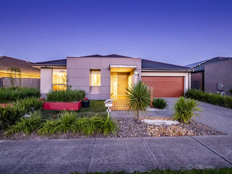 8 Kindred Avenue, Cranbourne North VIC 3977
