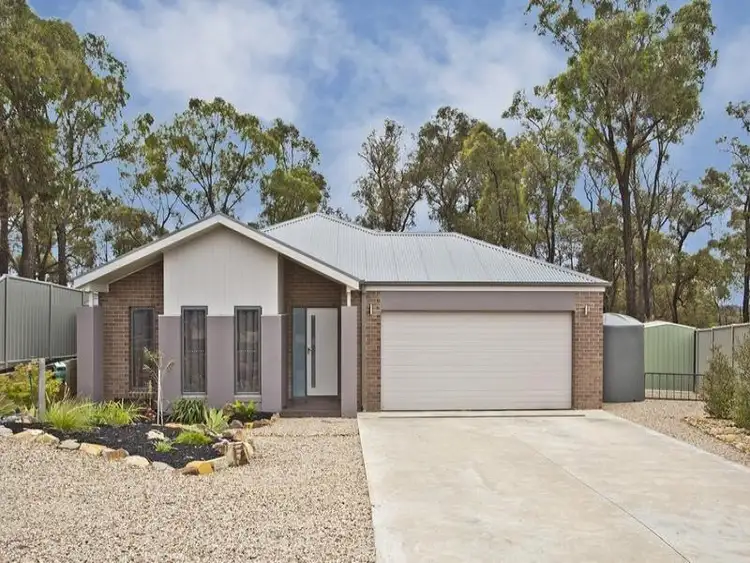 18 Poorinda Cresecent, Kangaroo Flat VIC 3555
