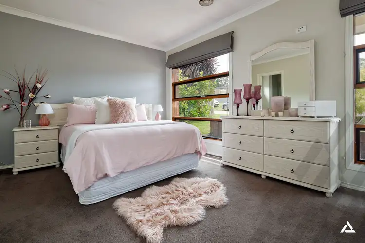Fifth view of Homely house listing, 2 Oberon Place, Drouin VIC 3818